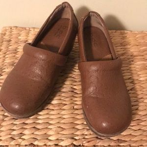 BOC tan clogs